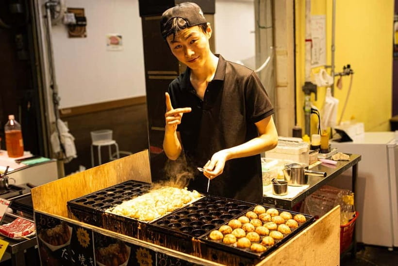 Osaka: Kuromon Market Street Food Tour with Pro Local Guide - Reading Kuromon Market with a local guide