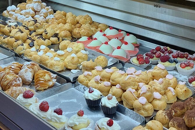Pantheon Tour and Street Food in Rome - small group max 10 - Claudia and the value of a small group