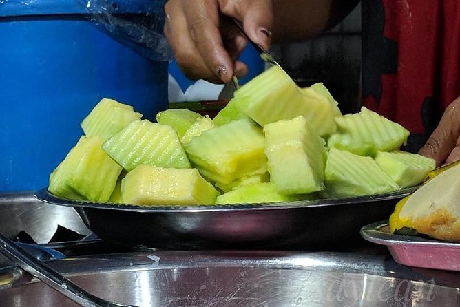 Phnom Penh Nightlife Street Food Tours - Orussey Market: the broadest food introduction