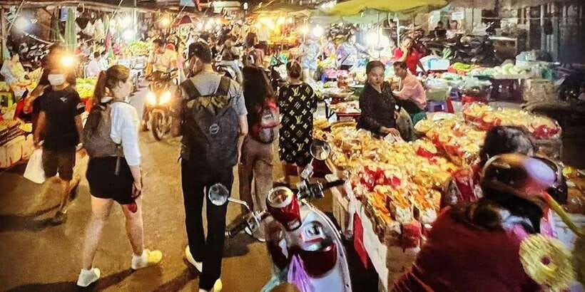 Phnom Penh's Ultimate Street Food Tour by Tuk Tuk - Independence Monument: save room for dessert
