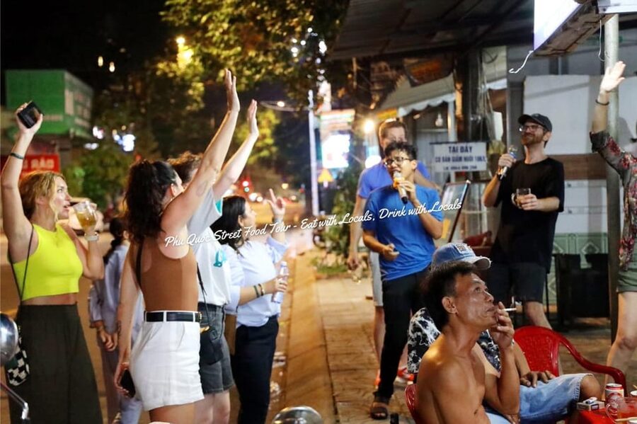Phu Quoc: Street Food Tour - Seafood hotpot or noodles for the main meal