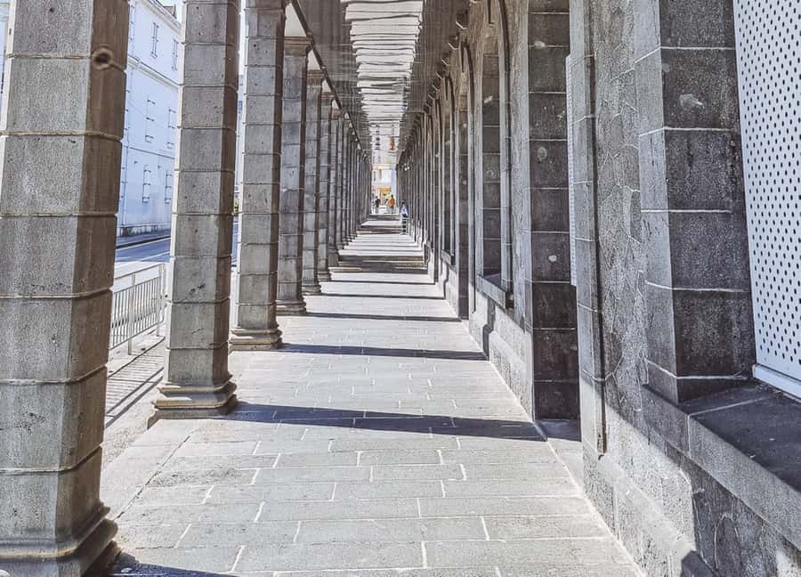 Port Louis: Street Food & City Tour - The first food stops: faratas, rougaille, and more