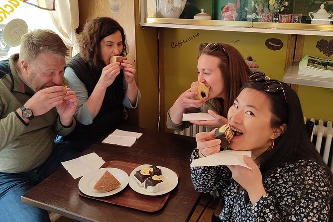 Private Berlin Bites & Historical Highlights - 2,5hrs - Starting at Neue Promenade and Hackesche Höfe
