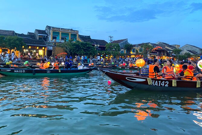 Private Boat Ride, Night Market, and Walking Tour in Hoi An - A candlelit sampan ride on the Thu Bon River