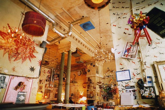 Private Budapest Ruin Bar Tour with Local Drinks & Street Food - Lángos, local drinks, and the food question