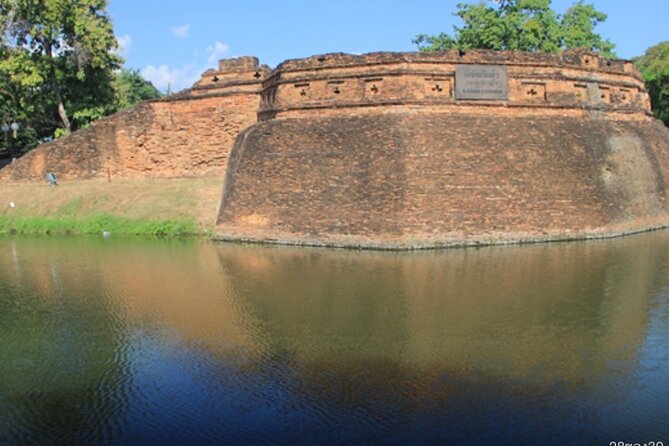 Private Half-Day Tour The Old Chiang Mai City With Street Foods - Tha Phae Gate gives the tour a clear starting point