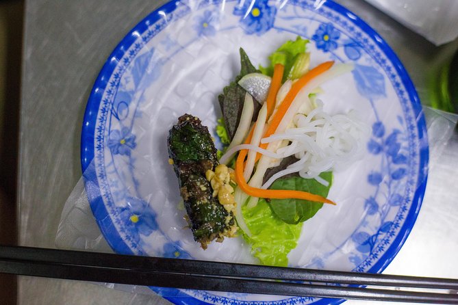 Private Street Food Evening Walking Tour in Ho Chi Minh City - What your guide adds to the evening
