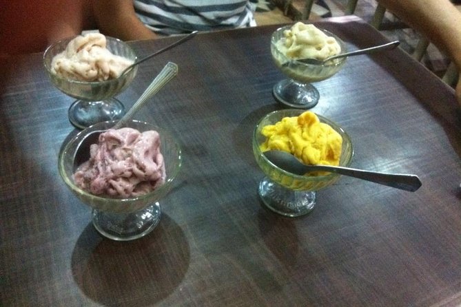 Private Street Food Tasting Tour with guide - Chowpatty Beach: a first plate of chaat