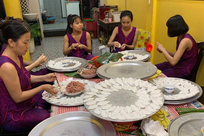 Private Tour HOI AN WALKING STREET FOOD - Walking between vendors instead of dining in one restaurant