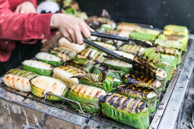PRIVATE Walking STREET FOOD with GIRLPOWER locals - Meeting the tour at 6 pm in District 5