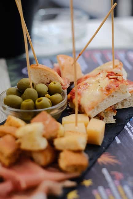 Rimini: Aperitivo & Street Food Tour Delights with a Local - Piazza Malatesta and the local wine table