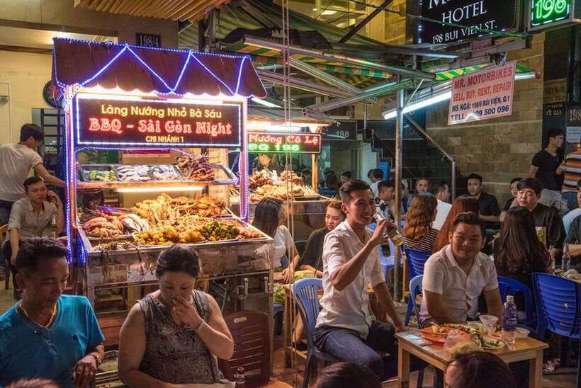 Saigon at Sunset: Ultimate Street Food Experience - Thien Hau Temple and the food of District 5