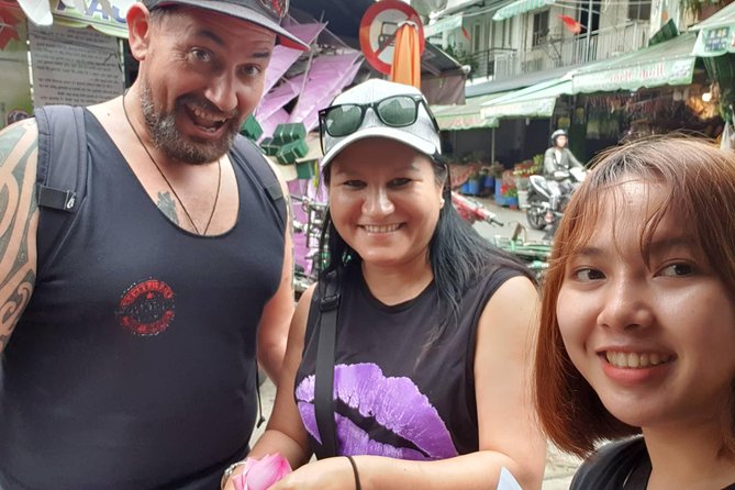 Saigon local street food-tasting tour - The first tastes: chicken, sticky rice, and spring rolls