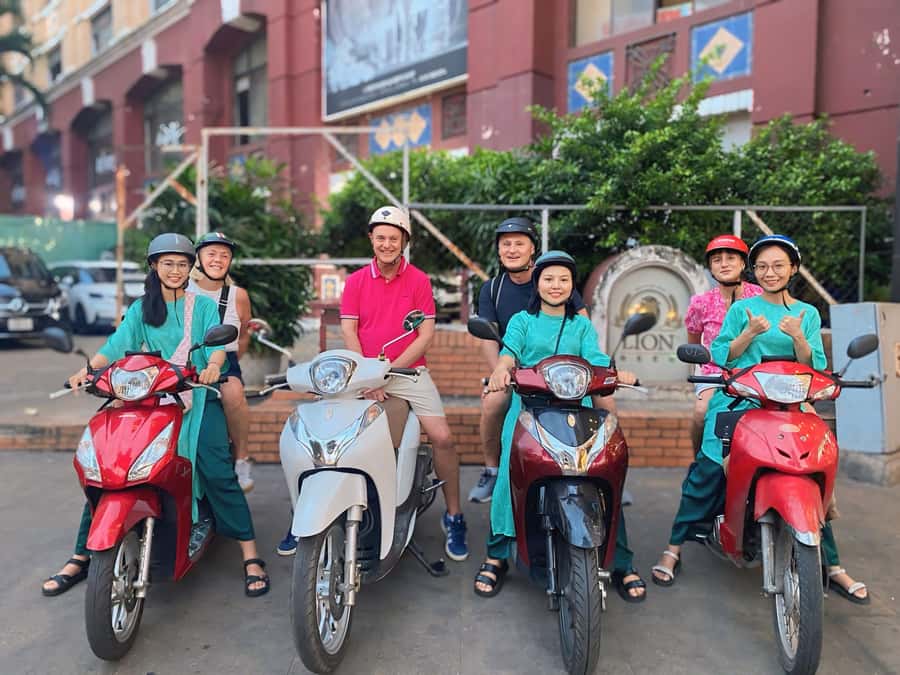 Saigon: Street Food Tasting & Sightseeing Tour by Motorbike - Why a motorbike is the right way to see Saigon