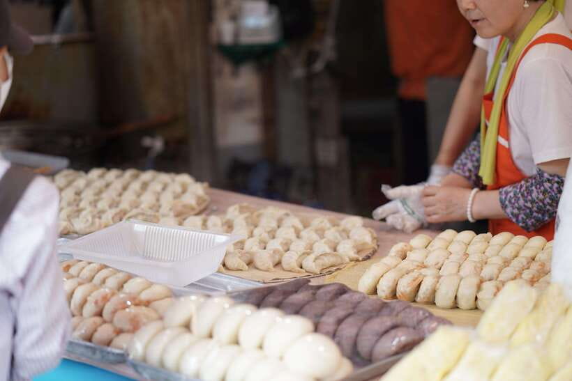 Seoul: Guided Street Food Tour at Namdaemun Market - The first hour: Korean market food, one bite at a time
