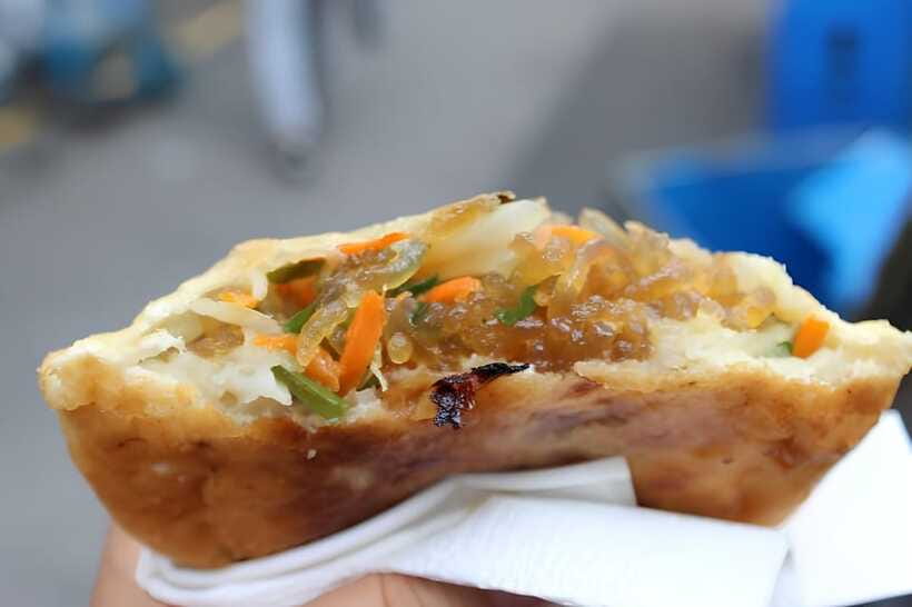 Seoul: Guided Street Food Tour at Namdaemun Market - Meeting the vendors and hearing market stories