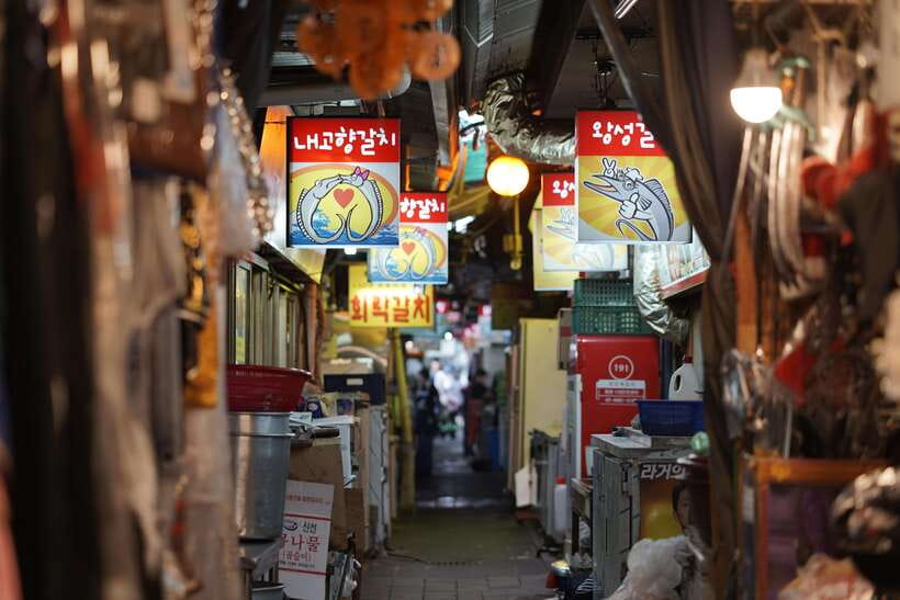 Seoul: Guided Street Food Tour at Namdaemun Market - Sungnyemun Gate and traditional Korean architecture
