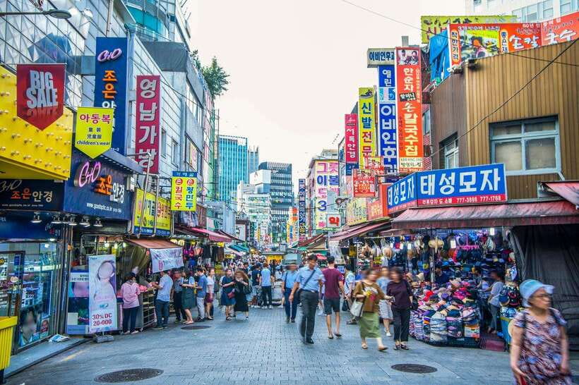 Seoul: Guided Street Food Tour at Namdaemun Market - Meeting at Hoehyeon and entering the market