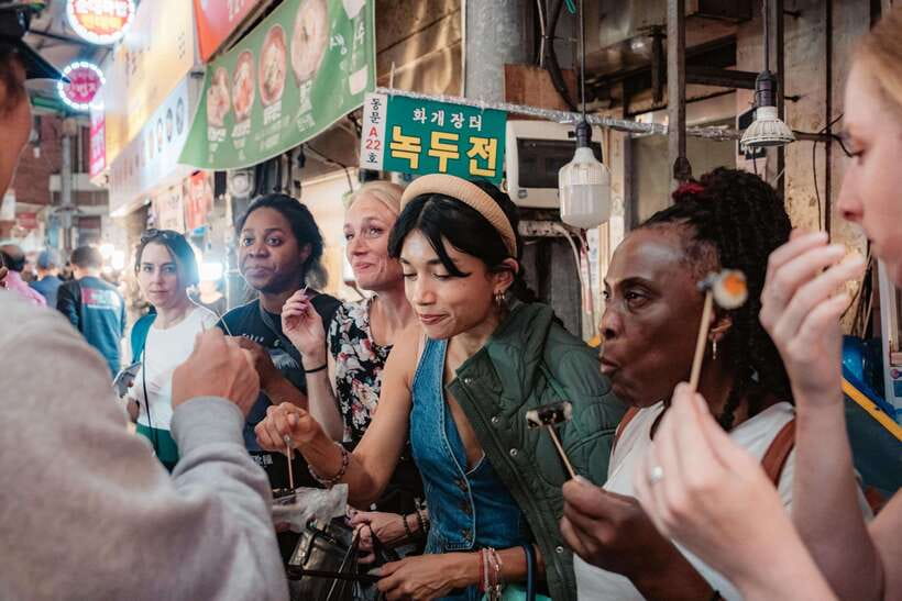 Seoul: Night Market Food Tour with Local Guide - The first bites: familiar Korean street food