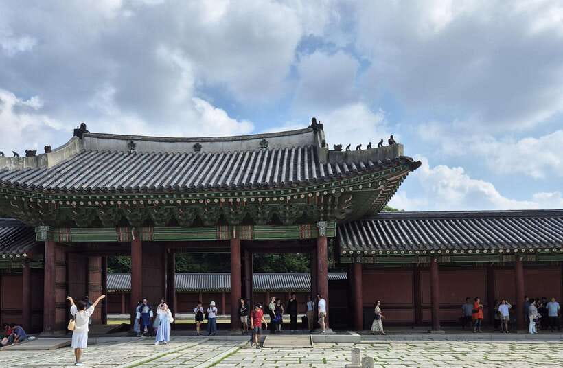 Seoul: UNESCO Palace and Street Foods Guided Tour - Two hours inside Changdeokgung Palace