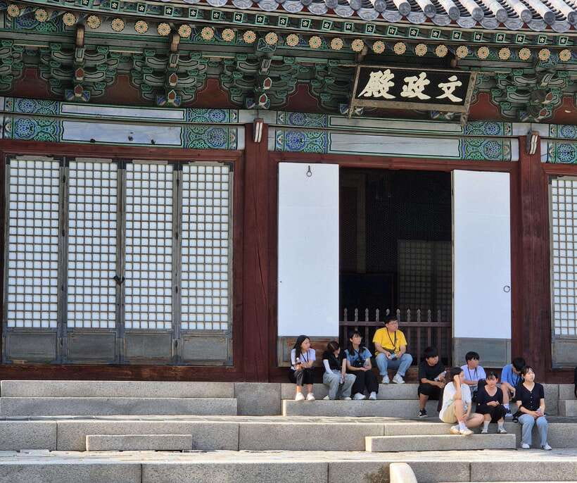 Seoul: UNESCO Palace and Street Foods Guided Tour - The 15-minute walk to Gwangjang Market