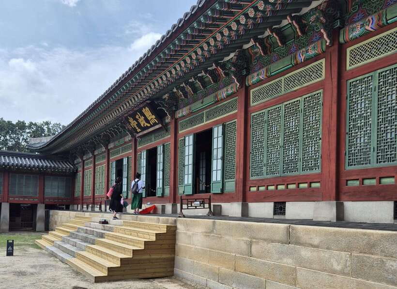 Seoul: UNESCO Palace and Street Foods Guided Tour - A short pause beside Cheonggyecheon Stream