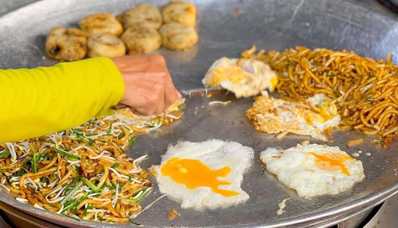 Siem Reap: Street Food Experience by Tuk-Tuk - Phum Num Banh Chok brings in a Cambodian classic