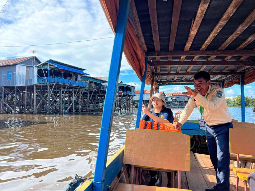 Siem Reap: Tonle Sap and Kampong Phluk Tour with Street Food - Seeing Kampong Phluk from a wooden boat
