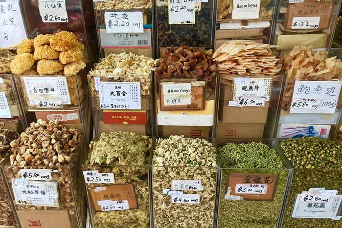 Signature Urban Night Tour: Sunset Street Food in Singapore - What your guide adds to the evening