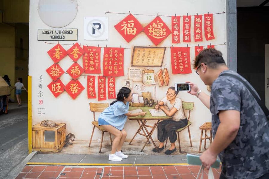 Singapore: Chinatown Hawker Food Tour with 7 Food Tastings - A temple visit between savory dishes