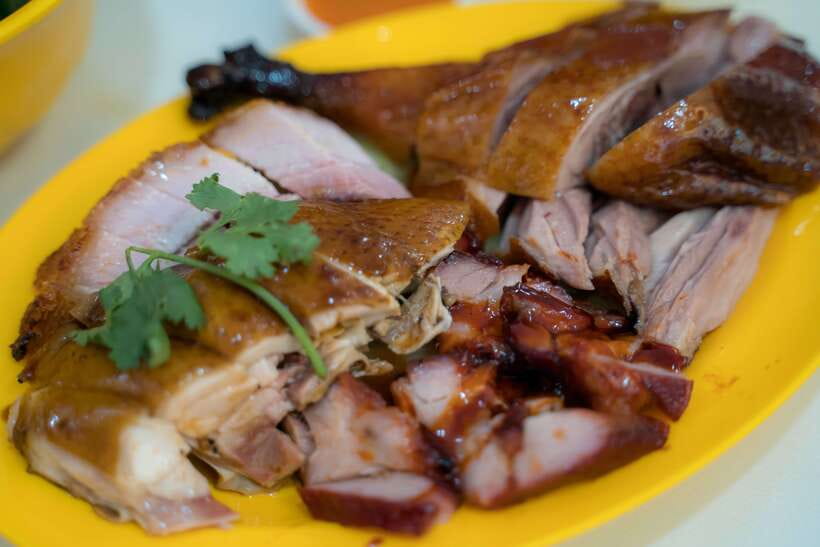 Singapore: Chinatown Hawker Food Tour with 7 Food Tastings - Prata, curry, and the final food street