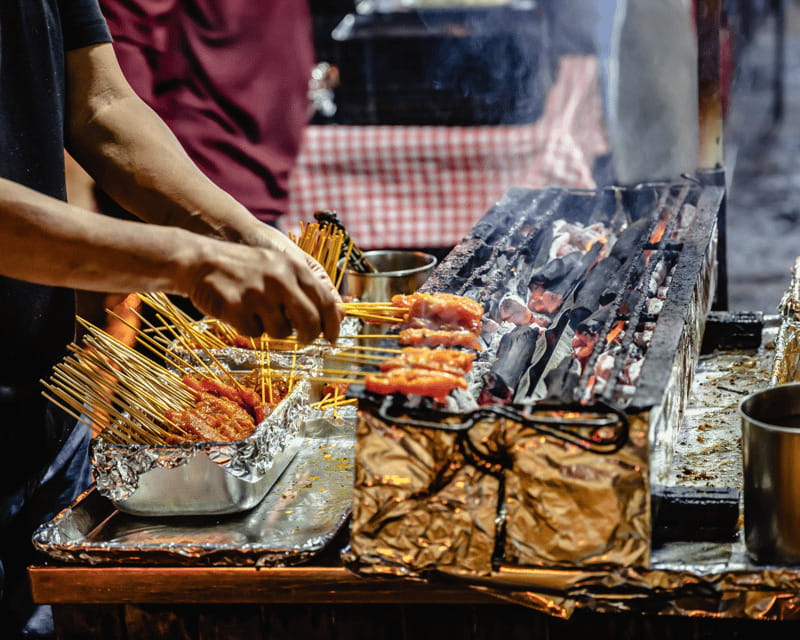 Singapore: Hawker Culture Food Tour and Sightseeing - Walking toward Lau Pa Sat