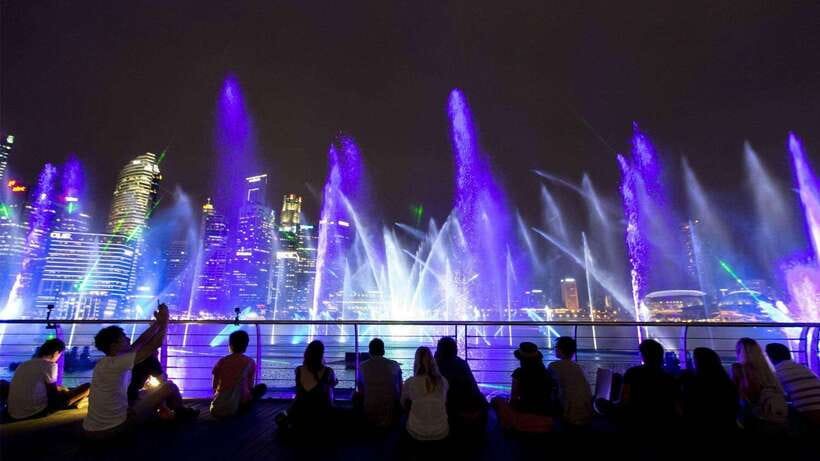 Singapore: Hawker Culture Food Tour and Sightseeing - How the tour handles time and walking