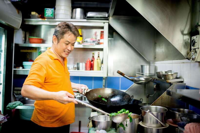 Singapore: Hawker Culture Food Tour and Sightseeing - Meeting your guide near Thian Hock Keng Temple