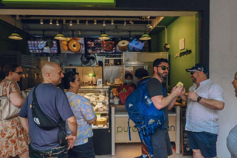Singapore: Local Hawker Food Tour with Tastings - Maxwell Food Centre brings the famous stalls