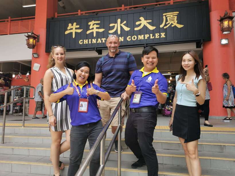 Singapore: Local Hawker Food Tour with Tastings - Sago Street and the Buddha Tooth Relic Temple