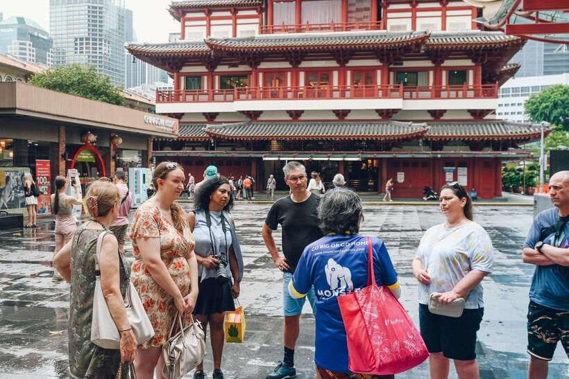 Singapore: Local Hawker Food Tour with Tastings - The guides make or break the experience