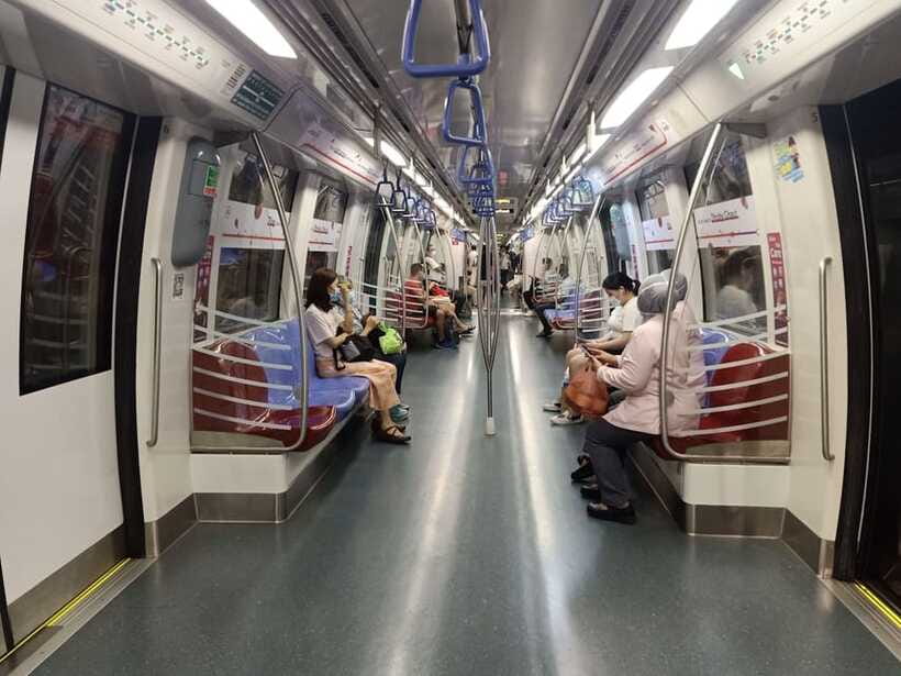Singapore: Local Street Food Tasting Tour - Heat, rain, seating, and what to wear