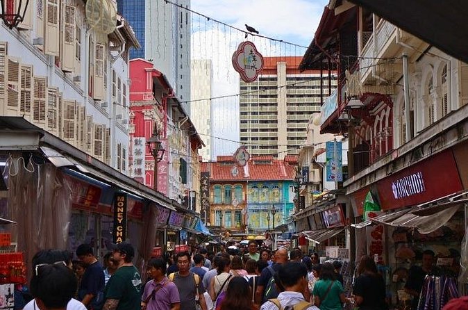 Singapore Street Food Join-In Tour - The guide’s role and the stories behind the dishes