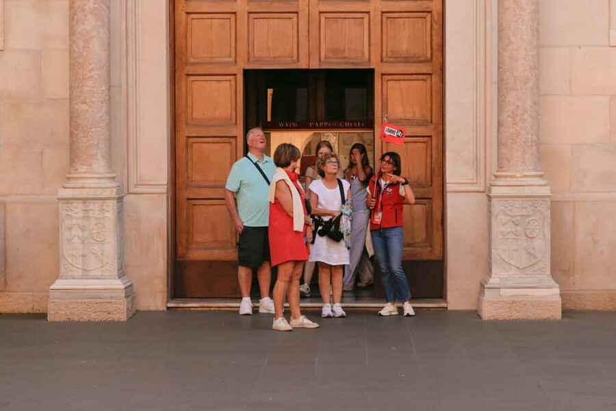 Sorrento: Guided Walking Tour & Street Food Experience - Tasso Square and the center of town