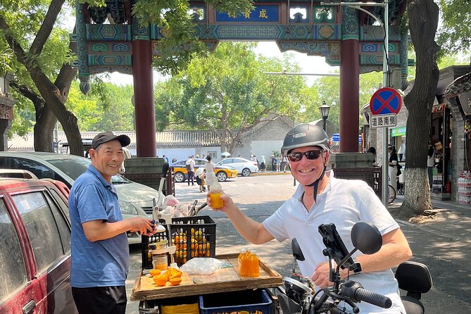 Street Food in Beijing Hutongs by Bike - The guides make the difference
