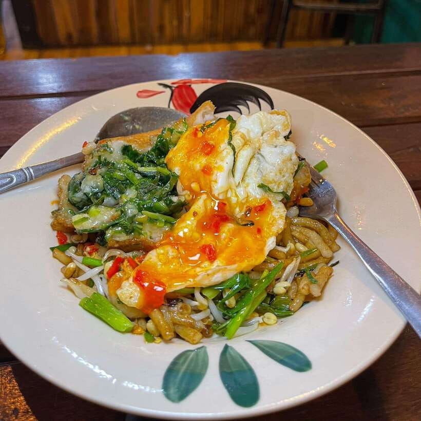 Street Food Tour and Phare Circus with Tuk-Tuk Transfers - The night market and Cambodia’s more daring bites