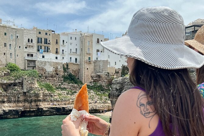 Street food tour of Polignano a Mare - Entering the old town through Arco Marchesale