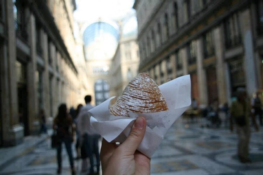 Street food tour: the Neapolitan culinary art - Fried pizza and frittatina bring the street-food character