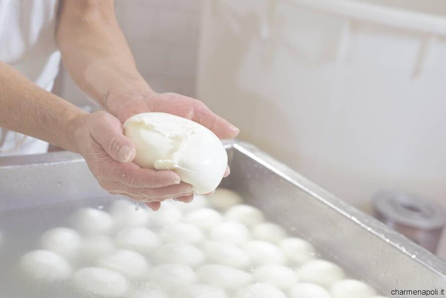 Street food tour: the Neapolitan culinary art - Pizza Margherita and the idea of Naples’ gold