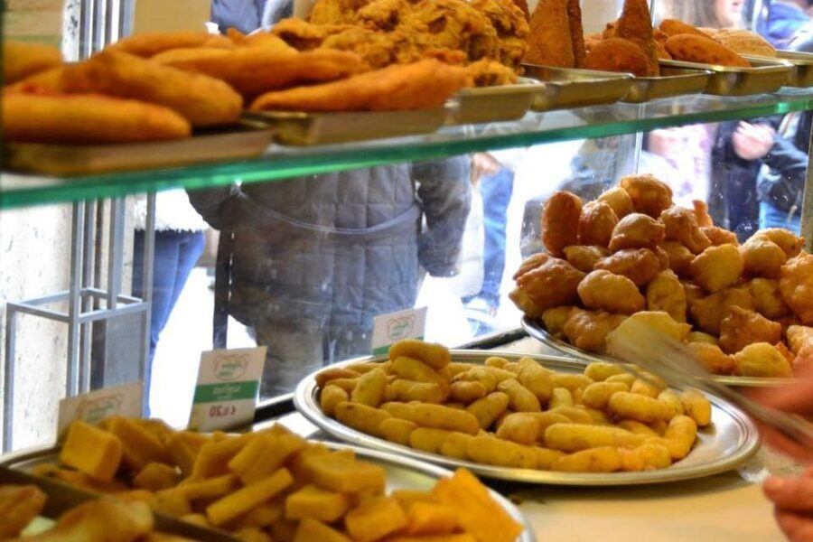 Street food tour: the Neapolitan culinary art - The first tastes: mozzarella, tomato, olives, and friarielli