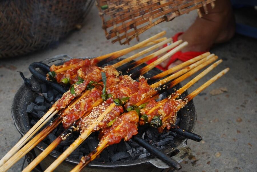 Street Food Walking Tour in Hoi An with 5 Local Tastings - The first taste: banh xeo and local cooking