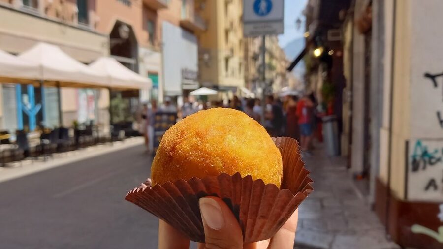 Syracuse: Street Food Walking Tour in Ortigia with Tastings - Syracuse Cathedral and the sweet course