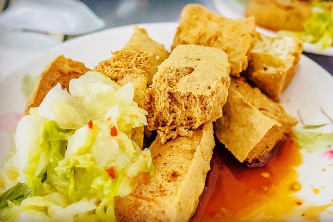 Taipei Food Tour: Night Market & Convenience Store(Food Included) - The guides can make or break the evening