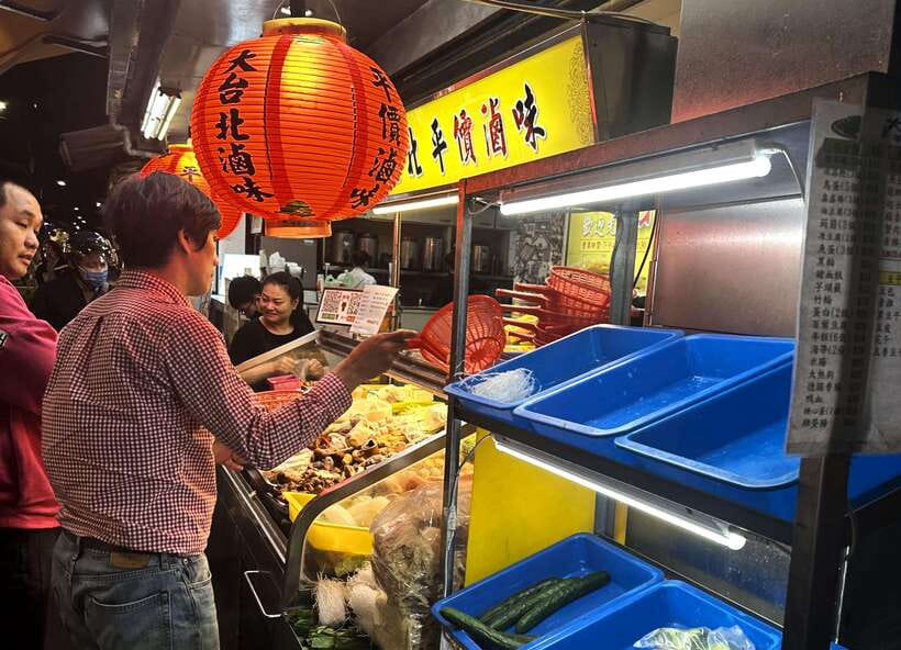 Taipei: Street Food & Hidden Eats Night Market Food Tour - Through the Taipei University district